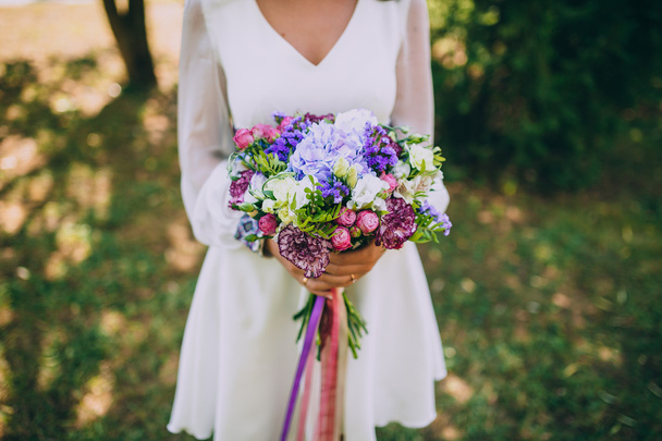 Braut mit Strauß farbiger Blumen - Foto, Bild