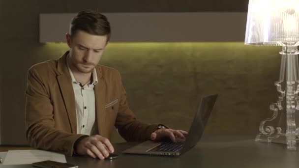 Businessman looking with amazement at his laptop computer. - Záběry, video