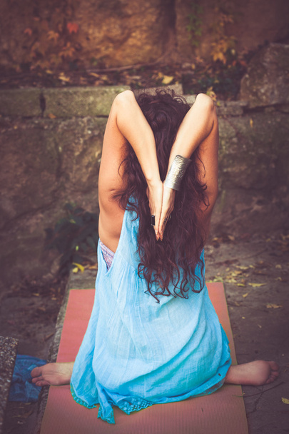 женщина практикует йогу на открытом воздухе
 - Фото, изображение