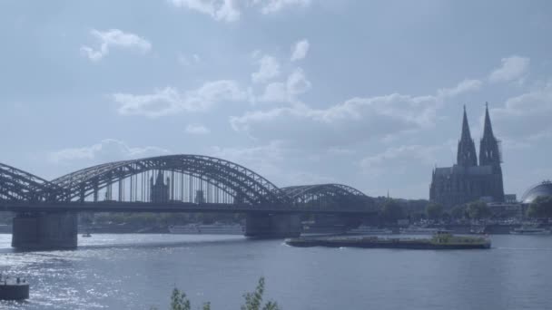 Boat halad a kölni katedrális és a Hohenzollern híd 4k és S-Log3. KOELNER Dom. hosszú lövés. - Felvétel, videó