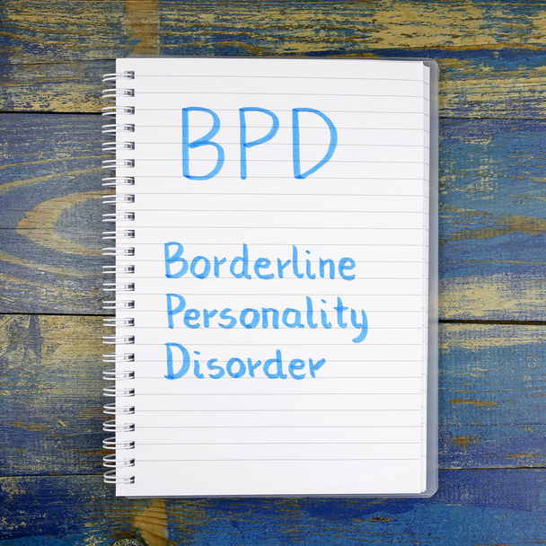 BPD- Trastorno límite de la personalidad escrito en cuaderno sobre fondo de madera
 - Foto, Imagen
