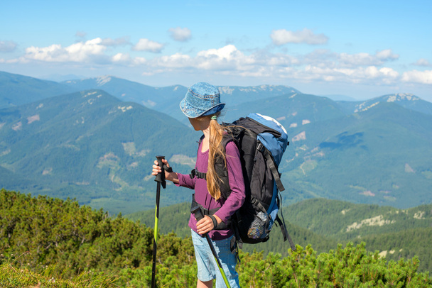 Молода дівчина з рюкзаком в горах
 - Фото, зображення