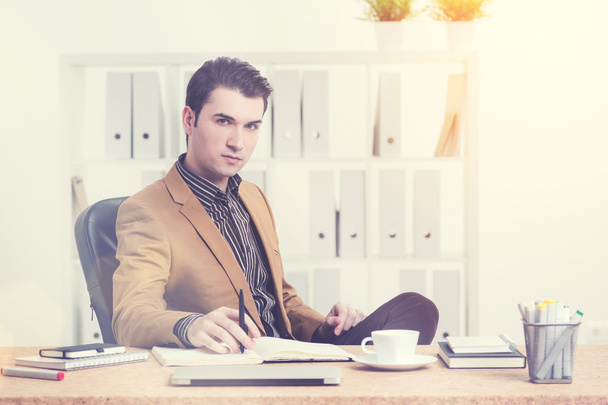 Thoughtful man at office desk  with coffee - Foto, Imagen