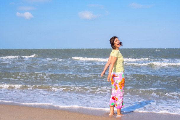 Woman on the beach shouts of delight - Fotoğraf, Görsel