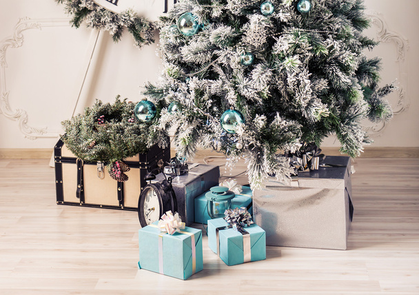 Primer plano abeto decorado y cajas de regalo
 - Foto, Imagen