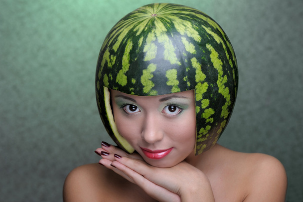 Nainen vesimelonin kanssa
 - Valokuva, kuva