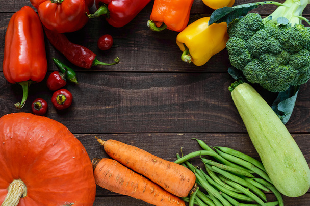 Zestaw warzyw (brokuły, marchew, zielona fasola, squash, słodka papryka, chili, cukinia) do przygotowywania zdrowych posiłków. Widok z góry - Zdjęcie, obraz
