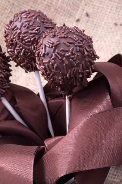 Bolos de chocolate polvilhados
 - Foto, Imagem