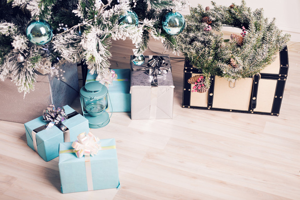 Закрыть украшенные елки и подарочные коробки
 - Фото, изображение