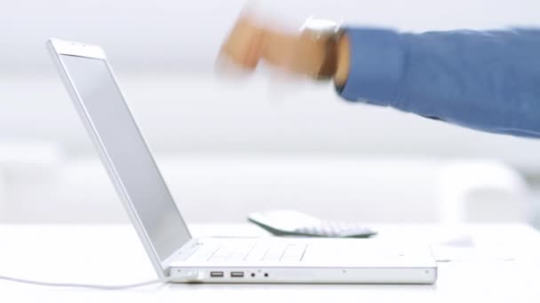 biznesmen pokazuje kciuk w dół gest w przedniej części komputera przenośnego - Materiał filmowy, wideo