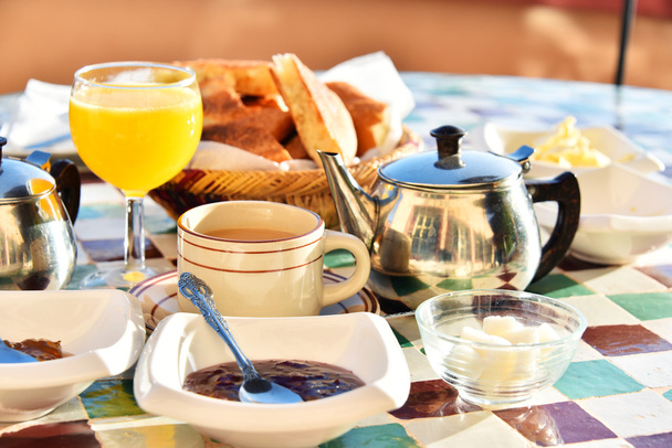 Marokkanisches Frühstück auf Hotelterrasse im Atlasgebirge - Foto, Bild