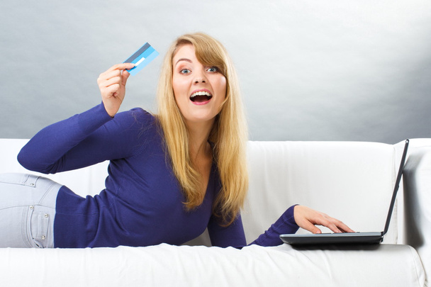 Donna con carta di credito che paga su internet per lo shopping online, tecnologia moderna
 - Foto, immagini