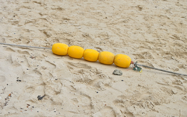 砂のビーチで 4 つの黄色のマーカーのブイ - 写真・画像