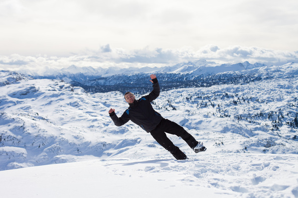 Fiatal síelő, élvezi a kilátást felülről-osztrák hegység - Fotó, kép