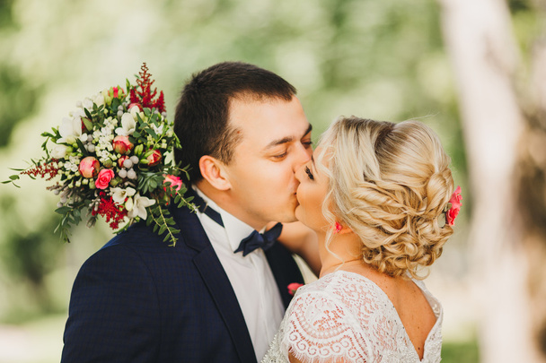 Braut und Bräutigam bei einem romantischen Moment am Hochzeitstag - Foto, Bild