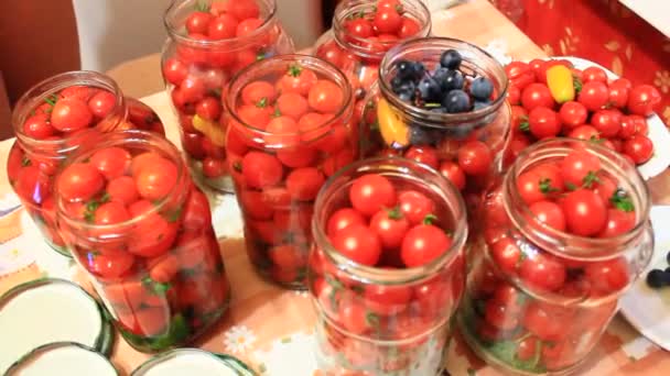 tomates cerises dans les bocaux préparés pour la conservation
 - Séquence, vidéo