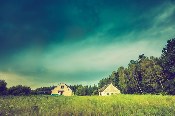 Винтажное фото грозового неба над лугом, домом и лесом
 - Фото, изображение