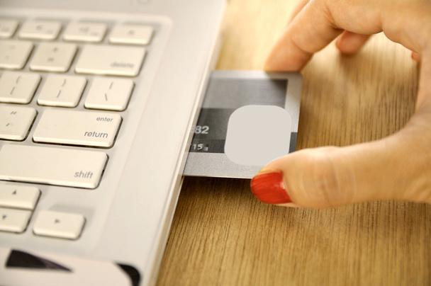 Inserção do cartão de crédito dentro do portátil
 - Foto, Imagem