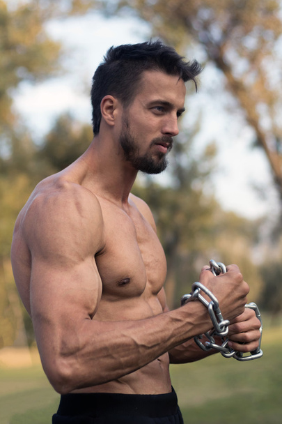 Hombre con torso muscular. Muscular Hombre Fitness Modelo Torso mostrando
. - Foto, imagen