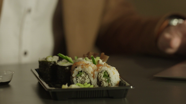 Sushi eten met stokjes. - Video