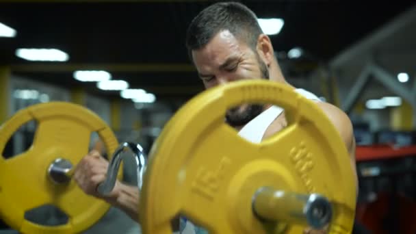 Close-up of a muscular man with strong arms - Filmagem, Vídeo