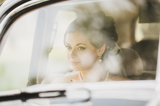 beautiful bride in the car - Foto, imagen