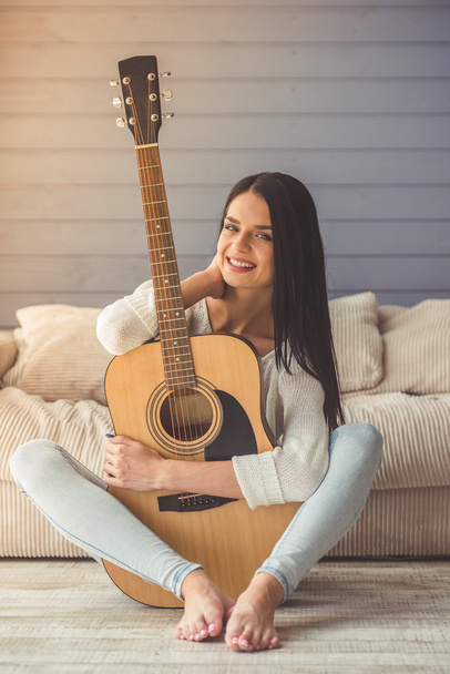 attraktives Mädchen spielt Gitarre - Foto, Bild