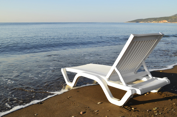 Chaise lounge, is on the beach, right on the beach. Seascape. - Φωτογραφία, εικόνα