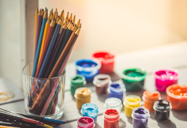 barevné tužky a barvy  - Fotografie, Obrázek