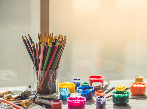 кольорові олівці та фарба
  - Фото, зображення