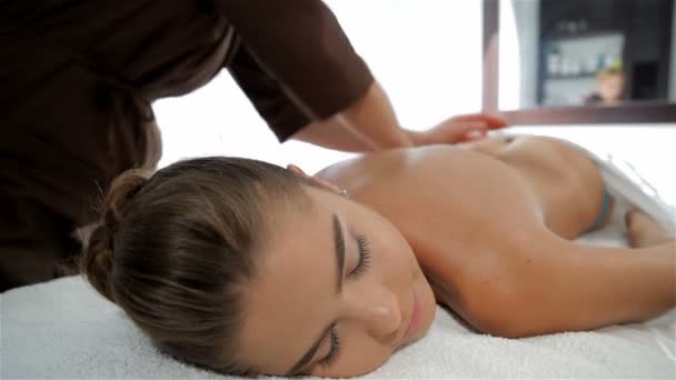Kadın müşteri masaj masör tamamlandıktan - Video, Çekim