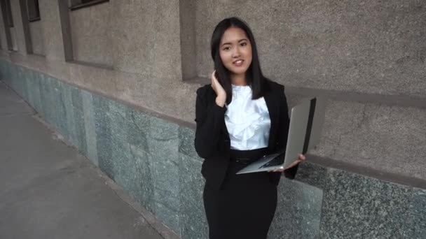 Joven hermosa mujer de negocios mujer mujer retrato Hold Laptop documentos en segundo plano edificio de oficinas al aire libre
 - Metraje, vídeo