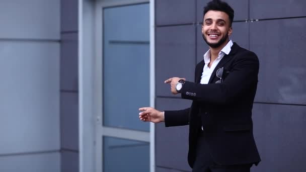 Człowiek w garnitur arabski z tabletem w pobliżu Business Point ręce palcem do wolnego miejsca - Materiał filmowy, wideo