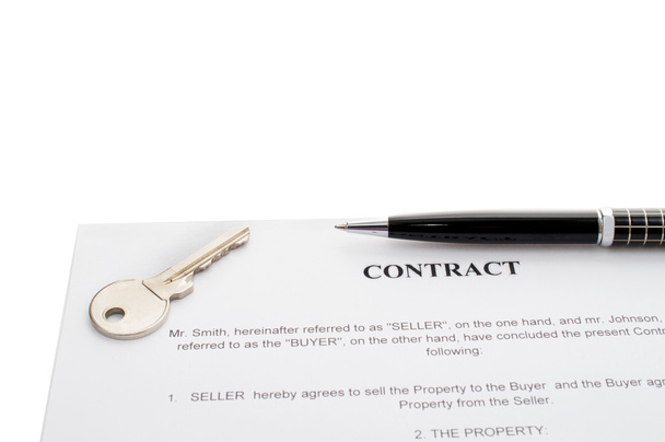 Keys of a new house and pen on contract. - Foto, Imagem