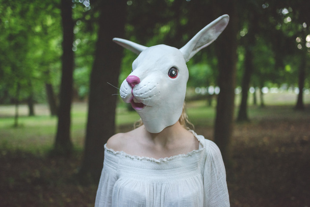 mujer con máscara de conejo
 - Foto, Imagen
