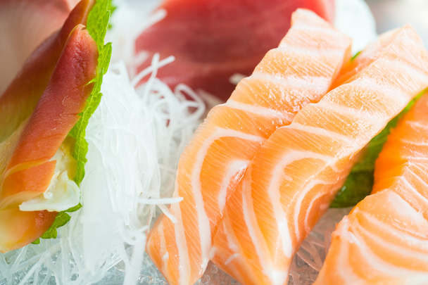 Sashimi fresco crudo con salmón
  - Foto, Imagen