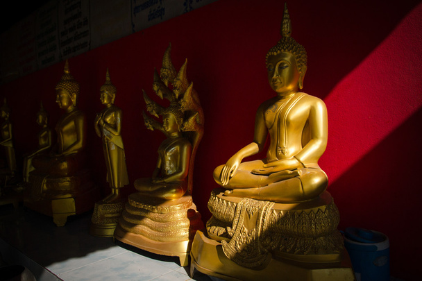 Buddhská socha zlatá světla v Thajsku - Fotografie, Obrázek