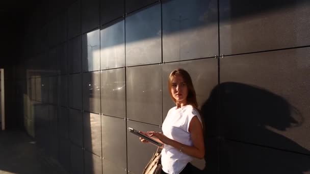 Femme main tactile tablette de navigation dans le centre d'affaires
 - Séquence, vidéo