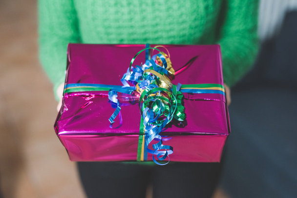 Femme tenant un cadeau
 - Photo, image