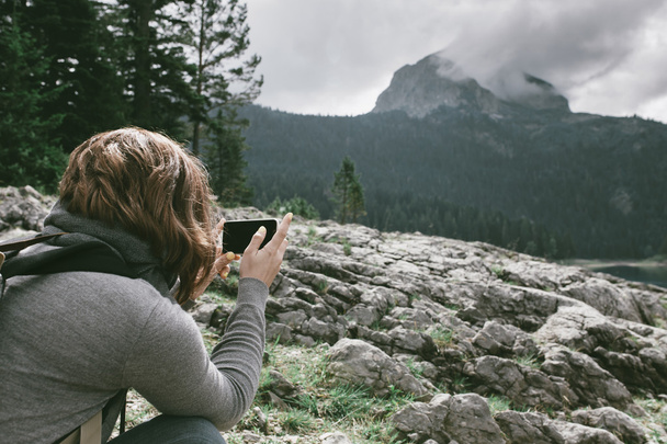 Woman traveler with smartphone taking a photo, nature landscape - Foto, Imagem