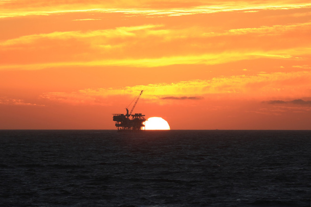 Plataforma de plataforma petrolífera al atardecer en el Océano Pacífico
 - Foto, imagen