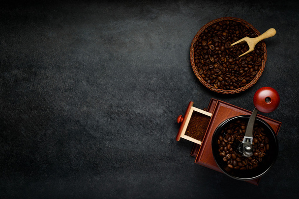 コーヒー グラインダーで領域をコピーし、茶色の豆 - 写真・画像