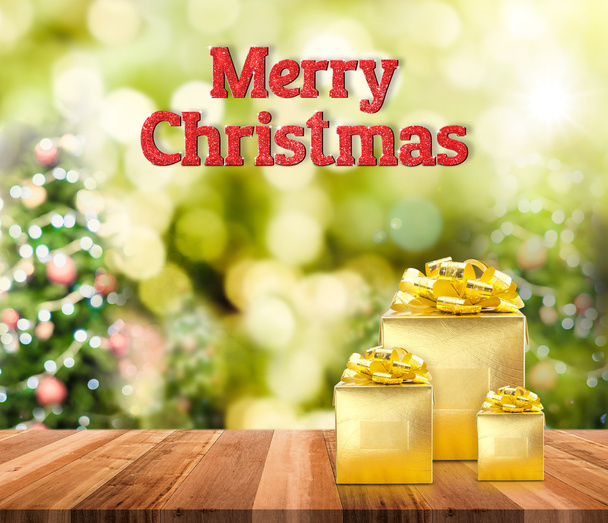 Frohe Weihnachten (3D-Darstellung) rotes Glitzerwort und goldene Präse - Foto, Bild