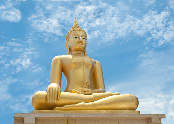 The Buddha status on blue sky background - Foto, Imagem