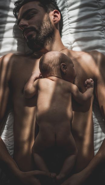 újszülött Atya test az ágyban fekvő - Fotó, kép