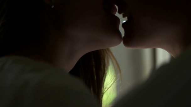 casal beijando perto no fundo da janela
 - Filmagem, Vídeo