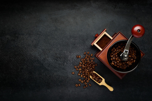 Μύλος καφέ με φασόλια και αντίγραφο χώρου - Φωτογραφία, εικόνα