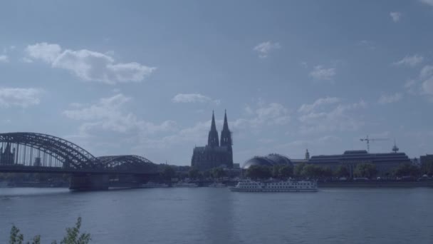 Μεγέθυνση στους πύργους του καθεδρικού ναού της Κολωνίας σε 4K και S-Log3. Κόελνερ Ντομ. - Πλάνα, βίντεο