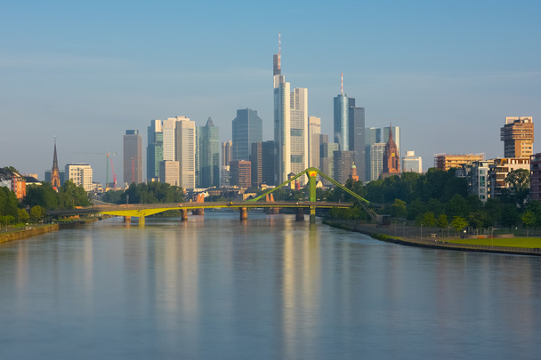 Frankfurt an einem sonnigen Sommermorgen - Foto, Bild