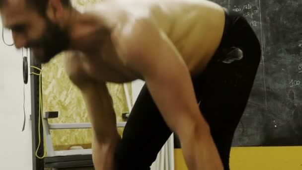 crossfit bearded train by lifting weights - Video, Çekim